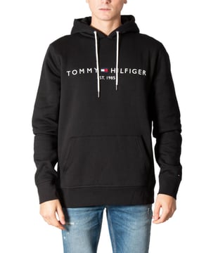 Heren hoodie van het merk Tommy Hilfiger. De hoodies van Tommy Hilfiger zijn gemaakt van biologisch katoen en polyester. De hoodies hebben een normale pasvorm. Het zachte katoen zorgt voor een heerlijk draagcomfort.  Merk: Tommy HilfigerModelnaam: Logo HoodieCategorie: heren hoodieMaterialen: biologisch katoen, polyesterKleur: zwart