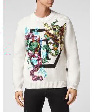 Gebreide uniseks crewneck van wol/katoen met ingelegd patroon en borduursel. Een saffiaanleren patch met de PP Hexagon op het juk genaaid. Ribkraag, manchetten en onderkant.