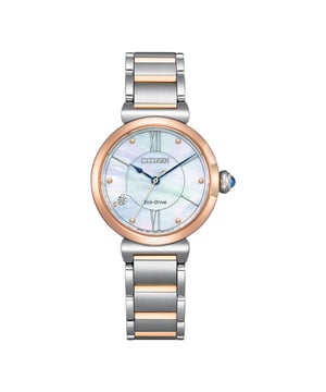 Diese Citizen Analoguhr für Frauen ist das perfekte Zeitmesser zum Tragen oder Verschenken. Ihr mehrfarbiges 29 mm rundes Gehäuse in Kombination mit dem komfortablen Armband aus silbernem Edelstahl sorgt dafür, dass Sie dieses atemberaubende Zeitmesser ohne Kompromisse genießen können. Angetrieben von einem hochwertigen Eco-Drive-Uhrwerk und bis zu 5 bar wasserdicht, wird Ihre Uhr weiterhin ticken. ECO-DRIVE - Eco-Drive ist eine 40-jährige Kerntechnologie von CITIZEN, die selbst bei schwachem Licht Energie erzeugt und es ermöglicht, dass Uhren sogar im Dunkeln über sechs Monate lang funktionieren. Diese Analoguhr verfügt über eine Funktion: Solarbetrieben Hochwertiges 19 cm langes und 14 mm breites Armband aus silbernem Edelstahl mit Schmetterlingsschließe Gehäusedurchmesser: 29 mm, Gehäusehöhe: 8 mm, Gehäusefarbe: mehrfarbig und Zifferblattfarbe: Perlmutt.