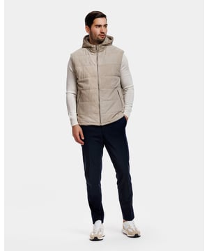 Een gewatteerde bodywarmer met capuchon gemaakt van soepel geitensuède van hoge kwaliteit en nylon. De bodywarmer heeft een veelzijdig ontwerp waardoor je hem eenvoudig over bijna elke outfit kunt dragen.