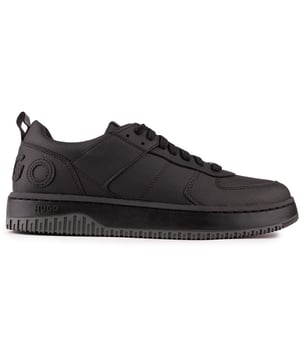 Presentamos las zapatillas bajas de HUGO, Kilian Hito, con su carácter de baloncesto retro y su elegante aspecto monocromático. La zapatilla de diseño combina comodidad. diseño y sencillez. Una versión moderna de una zapatilla de deporte tradicional con una parte superior de materiales mixtos de primera calidad completamente en negro y una marca distintiva tonal grande.