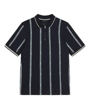 Polo Ted Baker Sisons de rayas marineras para hombre: un básico de armario atemporal y versátil que combina sin esfuerzo la elegancia clásica con el estilo contemporáneo. Eleva tu atuendo informal con este polo, adornado con sofisticadas rayas marineras y con la impecable confección característica de Ted Baker.

Características principales:

 Rayas de inspiración náutica:  El polo Sisons luce un refinado estampado de rayas marineras y blancas, que recuerda al estilo náutico atemporal. Este diseño clásico añade un toque de sofisticación, convirtiéndolo en una opción versátil para diversas ocasiones.

 Confección en algodón de primera calidad:  Confeccionado con algodón de alta calidad, el polo Sisons ofrece un tacto suave y cómodo sobre la piel. El tejido transpirable garantiza un confort óptimo, por lo que resulta adecuado tanto para salidas informales como para eventos más elegantes.

 Logotipo Ted Baker bordado:  Busca el logotipo Ted Baker bordado, una marca de calidad y sofisticación discretamente colocada en el pecho. Este emblema añade un toque de refinamiento sin eclipsar el diseño atemporal de la camisa.

 Corte entallado:  Diseñado con un corte entallado, el polo Sisons complementa su físico al tiempo que garantiza su comodidad. El corte equilibrado realza su aspecto general, convirtiéndolo en una elección versátil para diversos tipos de cuerpo.
