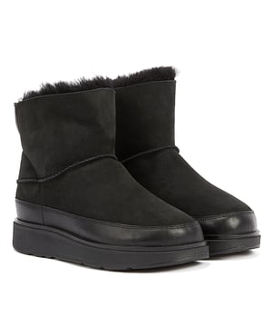 Dieser bequeme Stiefel mit doppeltem Schaft aus Shearling-Wildleder wurde nahtlos mit robusten Lederakzenten kombiniert. Das Shearling-Fußbett bietet unvergleichlichen Komfort, ist atmungsaktiv und thermoregulierend, während die klobige, rutschfeste Gummilaufsohle für Stabilität bei jedem Schritt sorgt. Das bequeme Pull-on-Design ermöglicht ein einfaches An- und Ausziehen. Erhöhen Sie Ihren Winterstil mit diesen gemütlichen, stoßdämpfenden, supergepolsterten und modischen Stiefeln.