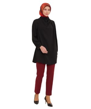 Als toonaangevend merk met elegante en verfijnde ontwerpen, biedt Armine speciale collecties die de stijl van elke vrouw weerspiegelen. Armine-producten combineren elegantie en comfort en zijn ontworpen om te voldoen aan de behoeften van moderne vrouwen. Met hoogwaardige stofkeuzes en nauwkeurige stikdetails bieden ze langdurig gebruik, terwijl het brede scala aan kleuren en patronen compatibiliteit met elke stijl garandeert. Armine combineert klassieke en moderne lijnen in kleding en biedt opties die uw elegantie in het dagelijks leven, werkomgevingen of speciale evenementen aanvullen. Elk stuk van Armine is ontworpen met een focus op zowel esthetiek als functionaliteit, waarbij mode wordt geïnterpreteerd met een tijdloos begrip. De producten in onze collecties zijn een ideale keuze voor vrouwen die comfort, elegantie en mode willen combineren.