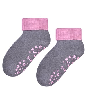 ¿Buscas la manera perfecta de mantener los pies de tus pequeños calientes y acogedores? Estos adorables calcetines de algodón de azúcar son la combinación perfecta de ternura, comodidad y protección. El complemento ideal para su cajón de calcetines. Este par de calcetines hará sonreír al niño durante todo el día. Hechos de un material rico en algodón que es suave con su delicada piel y sus pies. Son ideales para que su bebé sufra menos irritaciones y esté más cómodo. Estos calcetines están disponibles en 10 fantásticos colores: Denim, Gris, Azul, Rosa, Beige, Negro, Azul Marino ¡y más! Están creados y son ideales para uso en interiores. Como se trata de calcetines zapatilla incluyen un diseño antideslizante de gel de agarre en el pie que se hace para agarrar en superficies resbaladizas y de madera dura. Perfectos para cuando los más pequeños corretean por la casa. Vienen con diferentes diseños en el pie como olas, patas, giros y corazones. Estos son un estilo de volumen de negocios para niños y niñas y están disponibles en dos tamaños: 1-2 años y 2-3 años, por lo que no sólo hay un montón de opciones para los patrones, hay opciones de tamaño también. Estos calcetines están hechos de: 82% algodón, 16% poliamida, 2% elastano, vienen en 10 colores diferentes y están disponibles en 2 tallas: 1-2 Años & 2-3 Años. Se pueden lavar a máquina.