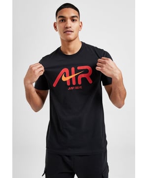 Nike's iconische technologie met dit heren-Swoosh-T-shirt.- - . Schoon en klassiek.- - . Ronde hals, korte mouw.- - . Dit standaard-fit T-shirt is gemaakt van 100% katoen.- - . Mag in de wasmachine.- - .