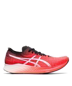 Zapatillas de running Asics Magic Speed para mujer - Sube de nivel con las zapatillas de running Magic Speed para mujer que nos trae Asics. Diseñadas para carreras o entrenamientos, estas zapatillas neutras ofrecen una ligera placa de carbono en el mediopié para mejorar la propulsión con tecnología Guidesole para una sensación de suavidad en cada zancada. Incorporan una parte superior de malla para una mayor transpirabilidad y tecnología FlyteFoam para una amortiguación ligera y receptiva. Esta zapatilla se asienta sobre goma Ahar para una mayor durabilidad y agarre con cierre de cordones, una lengüeta en el talón, una atrevida combinación de colores y la marca Asics para demostrar que vas en serio. Parte superior textil, forro textil y suela sintética.