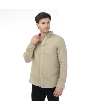 Mens Gant Regular Ut Garment Dyed Linen Shirt in beige.- Button down collar.- Long sleeves.- Signature Gant chest pocket.- Locker loop.- Curved hem.- Regular fit.- 100% Linen.- Ref: 3230102270