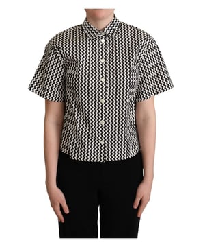 Nuevo con etiquetas  
Polo de algodón 100% auténtico de Dolce & Gabbana  
Diseño de zigzag característico  
Cuello y tapeta con botones en el frente  
Mangas cortas  
Hecho en Italia  
Material: 100% algodón  
Color: Negro Blanco  
Detalles del logo