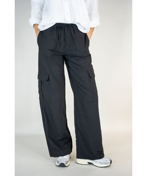 Unsere Sophia als Wide-Leg-Cargohose, non-denim als Schlupfhose