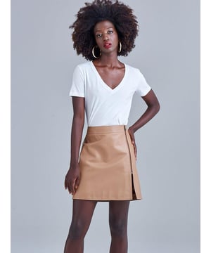 Tief ausgeschnittenes V-Ausschnitt, offene Seiten, vorne und hinten lange Knopfleiste, reguläre Passform, Basic-T-Shirt. Mit einzigartigen Design-Details verleiht es im Vergleich zu gewöhnlichen Basic-T-Shirts einen auffälligen und originellen Look. Die reguläre Passform ermöglicht ein bequemes Tragen für alle Körpertypen und sorgt für ein angenehmes Trageerlebnis. Es kann einfach mit Jeans, Röcken oder Shorts kombiniert und mit Sandalen oder Sneakers vervollständigt werden, um einen mutigen und originellen Stil