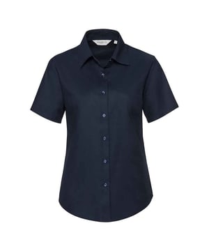 70% Katoen, 30% Polyester. Stof: Oxford Doek. Ontwerp: Eenvoudig. Halslijn: Geknoopt, Klassiek. Hem: Gebogen. Mouwtype: Korte mouwen. Darts rug, Darts buste. Geschikt voor: op maat. 130gsm. Duurzaamheid: Amfori, Better Cotton Initiative, BSCI, Fair Labor Association, Oeko-Tex Standard 100 Gecertificeerd, WRAP Gecertificeerd. Geschikt voor: Decoratie.
