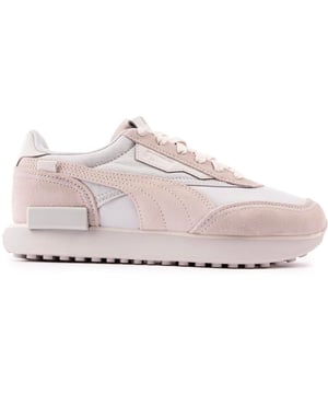 Un básico perfecto y moderno de Puma, las zapatillas de deporte de moda estilo running Future Rider presentan todas las características de los diseños retro legendarios, como las líneas limpias y la construcción robusta, pero añaden detalles contemporáneos y una suela gruesa. Inspiradas en la herencia pero vanguardistas, estas zapatillas elegantes y con estilo impresionarán.