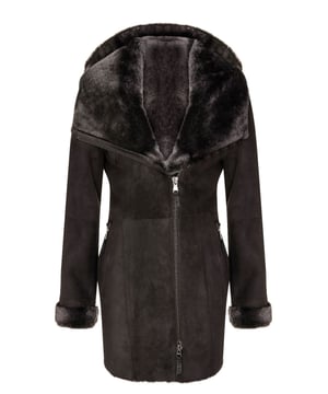 Envuélvete en elegancia y calidez con nuestra parka con capucha de piel de merino para mujer. Esta chaqueta, confeccionada con auténtica piel de cordero merino español, ofrece una calidad y un lujo inigualables. El tirador de doble cremallera añade un elemento elegante y funcional, lo que permite opciones de uso versátiles. El acabado de gamuza añade un toque de sofisticación a la chaqueta, mejorando su atractivo general. Disponible en tres impresionantes colores, puedes encontrar el tono perfecto para complementar tu estilo personal. El cuello ancho se extiende sin costuras hasta convertirse en una capucha, lo que proporciona comodidad y protección contra los elementos. Fabricada con auténtica piel de cordero merino español para una calidad y un lujo superiores. Tirador de doble cremallera para opciones de uso versátiles y elegantes. Acabado de gamuza para un aspecto sofisticado y refinado. Disponible en tres hermosos colores para adaptarse a tu estilo individual. Cuello ancho que se extiende hasta una capucha para mayor comodidad y protección contra los elementos.