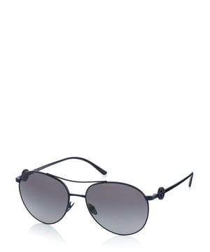 100% Metaal; Giorgio Armani zonnebril; Model: 0AR6122B 301411; Brilvorm: Politie; Kleur van het montuur: zwart; Kleur van de lenzen: donkergrijs; Tintniveau: Categorie 2 (medium), UV-bescherming; Afmetingen: 56 - x - 140 mm; Giorgio Armani logo-details; Etui kan variëren afhankelijk van het model; Kleuren (op de afbeeldingen) kunnen iets verschillen; -----------------------------------; Algemene gebruiks- en veiligheidsinformatie: Zonnebrillen – ook afhankelijk van het model – zijn niet gelijkwaardig geschikt voor alle soorten lichtomstandigheden en/of activiteiten (inclusief wegverkeer onder andere) en zijn mogelijk gedeeltelijk niet toegestaan. Houd u hierover geïnformeerd, evalueer het geschikte gebruik dienovereenkomstig en handel verantwoordelijk; Bepaalde gekleurde lenzen (blauw, rood, roze, paars, geel, oranje, enz.) kunnen de waarneming van verkeers- en/of remlichten enz. boven gemiddeld verstoren; Bepaalde (grotere) monturen en/of veren kunnen het uitzicht op de omgeving verstoren en moeten met voorzichtigheid worden gebruikt en zijn mogelijk niet toegestaan voor het wegverkeer onder andere activiteiten; NIET geschikt voor omstandigheden met weinig licht van slechte zichtbaarheid (schemering, nacht enz.); NIET voor direct kijken naar de zon of waarnemingen van zonsverduisteringen; NIET voor bescherming tegen kunstlicht (bijvoorbeeld solarium); NIET voor mechanische werkveiligheid en/of gebruik tegen mechanische invloeden; NIET te gebruiken als defect of beschadigd (lenzen, filters, monturen …); Modellen met puntige (en/of relatief uitstekende) elementen enz. moeten alleen met voorzichtigheid en op veilige afstand van de respectieve omgeving, incl. andere mensen, worden gebruikt; Modelkeuze (inclusief zijn categorie/tintniveau) moet afhankelijk zijn van de lichtomstandigheden en activiteit; Voor aanvullende informatie, raadpleeg eventuele documenten/papieren die bij de brillen zijn geleverd, evenals andere geschikte bronnen.
