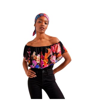 Marca: Desigual  
Género: Mujeres  
Tipo: Top sin mangas  
Temporada: Primavera/Verano  

DETALLE DEL PRODUCTO  
• Color: negro  
• Patrón: floral  
• Mangas: sin mangas  

COMPOSICIÓN Y MATERIAL  
• Composición: -3% elastano -11% poliamida -86% viscosa  
• Lavado: lavar a máquina a 30°