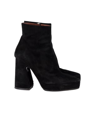 VINTAGE, RRP WIE NEU  
Entdecken Sie modisch ansprechenden Stil mit den Proenza Schouler Blockheel Plattform Stiefeln aus schwarzem Wildleder. Die Konstruktion aus schwarzem Wildleder verleiht diesen Stiefeln eine luxuriöse und vielseitige Ausstrahlung. Der Blockabsatz und die Plattformsohle bieten sowohl zusätzliche Höhe als auch Stabilität, wodurch sie über längere Zeit bequem zu tragen sind.

Proenza Schouler Blockheel Plattform Stiefel aus schwarzem Wildleder  
Farbe: Schwarz  
Material: Wildleder  
Zustand: Gut  
Größe: EU36  
Gebrauchsspuren: Sohlen repariert; Leichte Abnutzung am Wildleder  
SKU: 356671 / NAPPUGBSH356671W