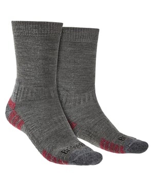 Bridgedale - Calcetines ligeros de lana merino para hombreUn calcetín de senderismo para todo el día o expediciones en climas cálidos, el Hike Lightweight Endurance asegura que tus pies se mantengan cómodos y secos durante esas aventuras de primavera y verano.Diseñado para ser usado con calzado ligero y diseñado con un avanzado sistema de acolchado específico que proporciona apoyo adicional y comodidad a las zonas del pie, este es el calcetín perfecto para explorar senderos bajo el cielo azul.La tecnología Merino Performance Fusion proporciona un acolchado resistente, aislamiento equilibrado, absorción de la humedad y una excelente durabilidad para la comodidad durante todo el día. La costura plana de la puntera minimiza el volumen que podría causar irritaciones en la zona de los dedos y el calcetín se mantiene en su sitio gracias al arco elástico y a la talonera 3D. Construido sobre una estructura de Lycra®, permite que nuestro proceso ThermoFit garantice que el calcetín recupere su forma y tamaño originales después de cada lavado. Esta es la elección ideal para los caminantes que disfrutan de caminatas de larga distancia en verano.Estos calcetines están hechos de 35% Nylon / Poliamida, 31% Lana Merino, 24% Endurofil™ / Polipropileno, 9% Lana, 1% Lycra® / Elastano y vienen en 4 colores diferentes: Negro, Azul marino/gris, Gris/cuero y Gasolina/azul marino. Están disponibles en 3 tallas: Medium (6-8.5 UK), Large (9-11.5 UK), X-Large (12+ UK) y son lavables a máquina.Extra Product DetailsBridgedale Men's Boot SocksPerformance FitMerino Wool FibresFlat Toe SeamsGreat For HikingMoisture Wicking4 Colour OptionsIdeal For SummerElasticated ArchAdvanced Padding System3 Sizes AvailableMachine Washable