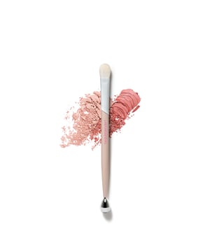 Dicht opeengepakte borstelharen en een middelgrote taps toelopende kop zorgen ervoor dat deze borstel perfect oogschaduw kan aanbrengen met een grote pigmentuitbetaling en minder neerslag. De dierproefvrije synthetische vezels zijn ultrazacht voor het zachte gebied rond de ogen en polijsten poeders of crèmes tot een prachtig gemengde finish. Beter nog, de dubbelzijdige borstel bevat een verkoelende roltip om gezwollen wallen onder de ogen te verlichten en de huid voor te bereiden op het aanbrengen van make-up. Wat u nog meer moet weten: deze rollertips zijn gemaakt met huidverkoelende zamac en zijn ontworpen om de microcirculatie te stimuleren en een fris, stimulerend effect te geven, omdat het zachtjes masseert, wallen vermindert en contouren definieert.