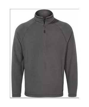 Materialzusammensetzung (%): 100% Polyester. Gewebe: Micro-Vlies, Weiche Haptik. Design: Logo. Sehr warm. Gewebetechnik: Leicht. Langärmlig. Stehkragen. mit halbem Reißverschluss. Nachhaltigkeit: Aus recyceltem Material.