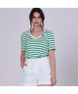 Dieses schlichte und bequeme T-Shirt verfügt über horizontale Streifen und einen V-Ausschnitt. Der zeitlose Matrosenstil ist ein toller Klassiker in jeder Garderobe und kann zu lässigen Anlässen im Urlaub getragen oder mit einem Blazer für ein Bürooutfit kombiniert werden.
 Produktdetails:
 Länge: 62 cm 
 Das Model trägt Größe 10
 Die Modellhöhe beträgt 5"7
 Form: gerade
 Kurze Ärmel
 V-Ausschnitt