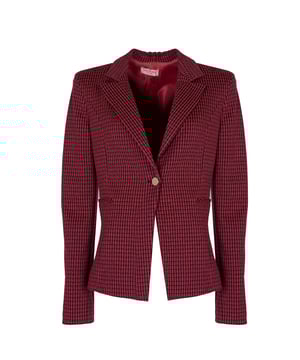 El diseño a medida hace que la chaqueta realce perfectamente la silueta, añadiendo elegancia y confianza a quienes la llevan.

La construcción de un solo botón es un clásico que nunca pasa de moda, ofreciendo un estilo atemporal y versatilidad, perfecto para diversas ocasiones.

Abotonada, lo que no solo facilita ponérsela, sino que también permite un mejor ajuste al cuerpo, asegurando comodidad y estilo durante todo el día.

En el cuello tiene un detalle distintivo de la marca, que añade unicidad y demuestra la alta calidad de la confección, realzando el prestigio de la marca.

Confeccionada con tela de alta calidad, que no solo es duradera, sino también agradable al tacto, garantizando confort al vestirla todo el día.

Producida en Italia, lo que garantiza el más alto estándar de artesanía y cuidado en cada detalle, haciendo de esto una inversión a largo plazo.