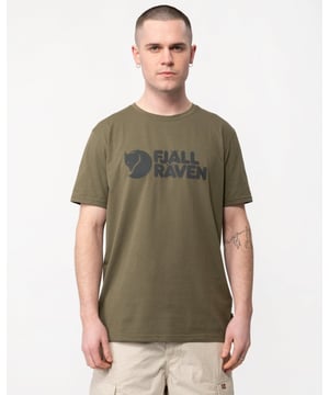 Men’s Fjällräven Logo T-shirt
Short-sleeved t-shirt in a sustainable jersey knit that combines the softness of organic cotton with the functionality and durability of recycled polyester. Wicks away moisture and dries quickly, making it extra comfortable in warm climates. Round neckline and printed with the Fjällräven logo on the front.

 Lightweight and quick drying in warm climates.
 60% organic cotton, 40% recycled polyester.
 Printed with the Fjällräven logo on the front.
 Round neckline.
60% cotton (organic), 40% polyester (recycled)
Organic cotton, Recycled polyester, Produced without PFCs
Regular Fit
Lightweight, Quick-drying, Channels moisture
40°C mild process
do not dry clean
do not tumble dry
do not bleach
iron 1 dot - Max 110°C
do not use fabric softener, wash with similar colours

F87310
