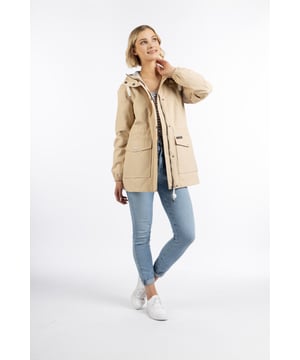 keine Füllung, Beschichtung: 100% Thermo-Polyurethan  Die wetterfeste bridgeport Regenjacke von Schmuddelwedda punktet durch ein wind- und wasserdichtes Material mit mattem Baumwoll-Touch plus weichem Handfeel. Die klassische Form mit leichter A-Linie zeigt zwei große, aufgesetzte Taschen mit Patten und Druckknopf - Innen wärmt ein weiches Jersey-Innenfutter in Melange. Durch den hohen Stehkragen mit angrenzender Kapuze zieht sich eine markante Kordel mit logoverzierten Gummistoppern. Eine innenliegende Taillenkordel und elastische Ärmelabschlüsse verleihen der Outerwear den letzten Feinschliff und sorgen dafür, dass alle Outdoor-Aktivitäten zum Vergnügen werden, auch wenn einmal ein Schauer aufzieht. Dabei darf der typische Schmuddelwedda-Regenschirm genauso wenig fehlen wie der Logo-Schriftzug auf dem Oberarm.  Regenjacke