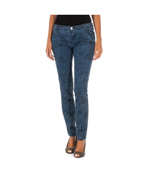Lange Hose aus Denim.
 Bedruckt und elastisch.
 Reißverschluss und Knopfverschluss auf der Vorderseite.
 Taille mit Gürtelschlaufen.
 Zwei offene Taschen und eine Minitasche auf der Vorderseite.
 Zwei offene Taschen auf der Rückseite.
 Metalletikett und Markenname auf der Gesäßtasche.
 Gerader Schnitt am Saum.
 Nähte in Ton gehalten.
 Zusammensetzung: 98% Baumwolle, 2% Elastan
 Pflege:
- Maximal bei 40ºC waschen.
 - Bügeln bei mittlerer Temperatur, max. 110ºC.
 - Erlaubt die Verwendung eines Trockners.
 - Keine Bleichmittel verwenden.
 - Chemische Reinigung ist nicht möglich.