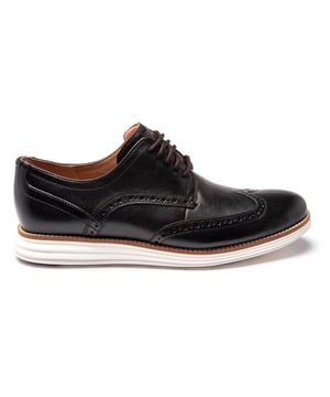 El Oxford brogue Grand Wingtip original de Cole Haan. Confeccionado en piel mantecosa y rematado con detalles brogue. Este diseño progresivo amortigua la innovación patentada de Grand.OS para una máxima transitabilidad. Viene con una entresuela de EVA con suela de goma para completar.