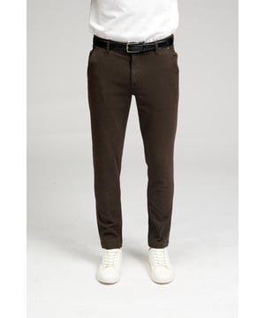 Dies ist ein Paar unserer beliebten Performance Pants™ - jetzt mit einer ganz neuen Struktur. Sie ist die perfekte Alltagshose mit viel Stretch, die dir volle Bewegungsfreiheit bietet. Mit unserer Structure Performance Pants™ aus 98 % Baumwolle und 2 % Elastan gehen Sie keine Kompromisse bei Komfort und Funktionalität ein. Der Stoff ist so gewebt, dass die Fasern eine strukturierte Oberfläche bilden, die aus der Nähe betrachtet werden kann - die Hose hat außerdem unechte Gesäßtaschen. Wenn Sie hohe Ansprüche an die Funktionalität und Qualität Ihrer Kleidung haben, ist die Perform-Kollektion von TeeShoppen genau das Richtige für Sie. Wir haben diese Kollektion entwickelt, um die besten Kleidungsstücke für Sie herzustellen, mit Materialien, die weich, bequem und dehnbar sind, damit Sie sie den ganzen Tag tragen können.

Die Hose ist hier in der Farbe Braun abgebildet.

Die Hose hat eine schmale Passform. Das Modell ist auch in Regular fit erhältlich.

Welche Größe hat die Hose? Die Hose kann in 18 verschiedenen Größen ausgewählt werden. Siehe und wählen Sie die Größe unter "Größe". Die Größen sind für Männer angepasst.

Über TeeShoppen: Bei TeeShoppen haben wir unsere eigene Produktpalette entwickelt. Unser Sortiment umfasst modische Basiskleidung, die wir selbst tragen möchten. Dabei machen wir keine Kompromisse bei Qualität und Design. Unsere Kleidung ist so konzipiert, dass sie für eine Vielzahl von Anlässen geeignet ist und gleichzeitig aus hochwertigen Materialien hergestellt wird, die einen hohen Tragekomfort gewährleisten. Möchten Sie einen zeitlosen Anbieter von Mode für Männer und Frauen? Dann sind Sie bei TeeShoppen an der richtigen Adresse. Wir sind Spezialisten für den Verkauf von Basiskleidung. Bei uns zahlen Sie nicht für teure Marken und Kosten, sondern nur für Qualität und Service. Wir erweitern ständig unser Sortiment, so dass Sie bei uns immer die neueste Mode kaufen können.