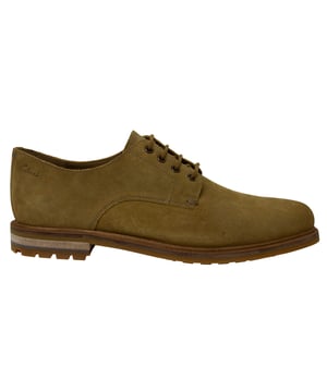 Actualice su surtido de calzado informativo inteligente con estos zapatos Clarks Foxwell Derby. Hecho de una elegante tela de gamuza, la pareja viene completa con una marca de Clarks exclusiva y grabada hacia el talón.