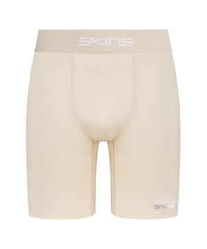 Ga de concurrentie voorbij in de SKINS DNAmic FORCE Half Tights voor heren. Ontworpen om je teamprestaties te ondersteunen, hebben we onze revolutionaire DNAmic Gradient Compression samengevoegd met minimale naden en een zachte tailleband om lichte spierondersteuning te bieden in optimaal comfort terwijl je traint of meedoet aan wedstrijden.

ONTWORPEN VOOR PRESTATIES

Verbetert de zuurstoftoevoer naar de spieren en vermindert de opbouw van lactaat in het bloed.
Gerichte spierondersteuning verhoogt de proprioceptie, vermindert overtollige trillingen en minimaliseert het risico op blessures.
Bewezen om harder te duwen, verder te gaan en je kracht en snelheid te vergroten.
ONTWORPEN VOOR COMFORT

Past perfect zodat je gefocust blijft op de wedstrijd.
Vochtafvoerend houdt je droog.
Elimineert schuren
50+ UV-bescherming