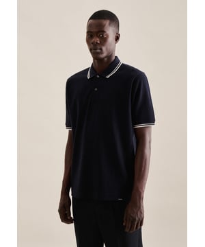 Moderner Schnitt: Das T-Shirt von Seidensticker aus der "SMART CASUAL" Kollektion erweitert Ihre Garderobe um einen hochwertigen Look, der den Geist der Zeit trifft. Es ist ein vielseitiger Klassiker, der sich ideal für Freizeit, Veranstaltungen, Homeoffice oder Büro eignet und überall überzeugt. Klassik vereint sich in dieser minimalistischen Kreation mit eleganter Modernität. An schönen warmen Tagen liegen Sie mit diesem Kurzarm-T-Shirt stets goldrichtig. Besonders unterstrichen wird der smarte Charakter durch einen Ausschnitt mit Kragen.