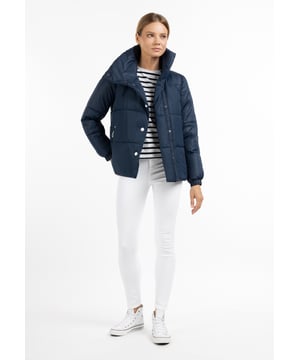 Mit ihren frischen Farben sorgt diese wattierte Steppjacke für einen modernen Winterlook. Das gerade geschnittene Modell hat eine breite Steppung, die die Körperwärme im Inneren ideal speichert und wird mit einer seitlich leicht versetzten Druckknopfleiste geschlossen. Details wie ein sportiver, hoher Stehkragen und zwei seitliche Eingrifftaschen mit Reißverschluss runden das clean Design stimmig ab. Übrigens: 100% wärmend, denn gefüttert ist dieses Piece ganz ohne tierische Federn.  Jacke mit Wattierung