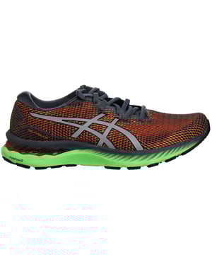 Die ASICS Gel-Nimbus 23 Lite-Show Laufschuhe für Herren vereinen modernste Lauftechnologie mit zusätzlichen Sichtbarkeitsfunktionen, um Ihr Lauferlebnis zu verbessern, insbesondere bei schlechten Lichtverhältnissen. Diese Schuhe sind Teil der Lite-Show-Kollektion von ASICS, die entwickelt wurde, um Läufern überragende Dämpfung, Unterstützung und Sicherheit zu bieten. Wichtige Eigenschaften: Gel-Dämpfungstechnologie: Der Gel-Nimbus 23 Lite-Show verfügt über die bekannte Gel-Dämpfungstechnologie von ASICS im Vorder- und Rückfußbereich. Dies bietet eine außergewöhnliche Stoßdämpfung, reduziert die Belastung Ihrer Gelenke und gewährleistet ein reibungsloses und bequemes Laufgefühl. FlyteFoam-Technologie: Die Zwischensohle ist mit der FlyteFoam-Technologie von ASICS ausgestattet und bietet leichtgewichtige Dämpfung und Reaktionsfähigkeit für einen energiegeladenen Lauf. Lite-Show-Technologie: Verbesserte Sichtbarkeit ist ein Highlight dieser Schuhe. Die Lite-Show-Technologie integriert reflektierende Materialien in das Schuhdesign, wodurch Sie bei schlechten Lichtverhältnissen besser sichtbar sind. Egal, ob Sie in der Morgen- oder Abenddämmerung oder am Abend laufen, Sie verfügen über ein zusätzliches Maß an Sicherheit. Atmungsaktiv und leicht: Das Obermaterial aus speziell entwickeltem Mesh sorgt für Atmungsaktivität und hält Ihre Füße während des gesamten Laufs angenehm kühl. Trotz seiner fortschrittlichen Funktionen bleibt der Schuh leicht und reduziert so die Ermüdung bei längeren Läufen. OrthoLite X-40 Einlegesohle: Die herausnehmbare OrthoLite X-40 Einlegesohle sorgt für zusätzliche Dämpfung und Feuchtigkeitstransport und sorgt so für trockene und bequeme Füße. AHAR-Gummilaufsohle: Die Laufsohle aus ASICS High Abrasion Rubber (AHAR) bietet hervorragende Haltbarkeit und Traktion und sorgt für sicheren Halt auf verschiedenen Oberflächen. Geschlechtsspezifisches Design: ASICS hat das Design speziell auf die Bedürfnisse männlicher Läufer zugeschnitten und bietet eine stützende und bequeme Passform. Schnürverschluss: Der traditionelle Schnürverschluss ermöglicht eine individuelle und sichere Passform und sorgt dafür, dass Ihre Füße beim Laufen gut gestützt und stabil sind. Stilvolle Ästhetik: ASICS ist bekannt für seine modernen und stilvollen Designs, und der Gel-Nimbus 23 Lite-Show bildet da keine Ausnahme. Die zusätzlichen Lite-Show-Elemente verbessern nicht nur die Sichtbarkeit, sondern verleihen dem Schuh auch eine einzigartige und auffällige Ästhetik. Zusammenfassend sind die ASICS Gel-Nimbus 23 Lite-Show Herren-Laufschuhe die perfekte Wahl für Läufer, denen Leistung und Sicherheit gleichermaßen wichtig sind. Mit Gel-Dämpfung, FlyteFoam-Technologie und Lite-Show-Sichtbarkeitsfunktionen bieten diese Schuhe die nötige Dämpfung, Unterstützung und zusätzliche Sicherheit für ein komfortables und sicheres Laufen, auch bei schlechten Lichtverhältnissen. Ob ambitionierter Sportler oder Freizeitläufer, der Gel-Nimbus 23 Lite-Show kombiniert fortschrittliche Technologie mit Stil und bietet ein außergewöhnliches Lauferlebnis.