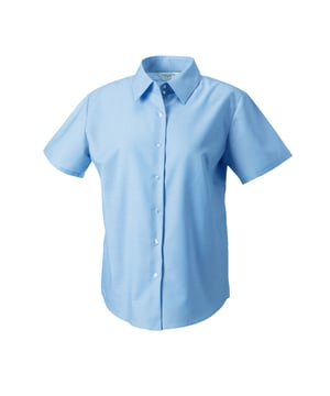 70% Baumwolle, 30% Polyester. Gewebe: Oxford-Stoff. Design: Unifarben. Button-Down-Kragen. Brustabnäher, Pflegeleicht. Passform: Maßgeschneidert. GSM (Gramm pro Quadratmeter): 135. Nachhaltigkeit: Amfori-Freigabe, Better Cotton Initiative, BSCI, Verein für faire Arbeit, Oeko-Tex Standard 100 zertifiziert. Geknöpft, Schaftrand zum Umklappen. Saum: Geschwungener Saum. Kurzärmlig.