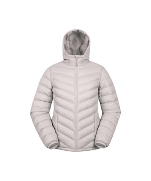 Außenmaterial (%): 100% Polyamid. Futtermaterial (%): 100% Polyester. Füllmaterial (%): 100% Polyester. Füllung: Microfaser. Design: Logo. Gewebetechnik: Wasserabweisend, Isotherm, Leicht, Wasserbeständig. Bündchen: Elastisch. Mit Kapuze. Langärmlig. Kapuzenmerkmale: Elastisch. Taschenart: Zwei Seitentaschen. Durchgehender Reißverschluss. Maximaltemperatur: -25°C. 32 DE: 84 cm. 34 DE: 86,36 cm. 36 DE: 88,9 cm. 38 DE: 93,98 cm. 40 DE: 99 cm. 46 DE: 119,38 cm. 48 DE: 127 cm. 50 DE: 132 cm. 52 DE: 137 cm. 54 DE: 142 cm. 44 DE: 112 cm. 42 DE: 104 cm.