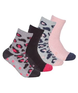Sock Snob DamesPluizig Cozy Sokken zijn de perfecte keuze voor diegenen die wat extra warmte en comfort in hun leven nodig hebben. Deze luxueus zachte, dikke en pluizige bedsokken houden je voeten behaaglijk thuis, hoe koud het buiten ook is. Deze zachte en pluizige bedsokken zijn geweldig om je voeten de hele wintermaanden warm te houden. antislipgrippers op de zool van de sok om uitglijden en vallen op harde houten oppervlakken te voorkomen, voor extra grip. Dik en super warm, deze sokken zijn perfect voor koud weer. Ze zijn ontworpen met dikkere stof om ervoor te zorgen dat ze lang meegaan en duurzaam genoeg zijn om herhaaldelijk gebruik te weerstaan. Trek ze aan na een lange dag en breng een avond ontspannen thuis door. Deze sokken zijn verkrijgbaar in 4 verschillende patrooncombinaties, zodat je het perfecte paar voor jou kunt kiezen: dierenprint, geruit of 2 soorten gestreepte patronen. Ze zouden zelfs een geweldig cadeau zijn voor de vrouw in je leven om ze extra comfort en warmte te geven. Deze damessokken worden geleverd in 4 paar per verpakking en zijn verkrijgbaar in 4 patroonopties. Ze zijn gemaakt van: 98% polyester en 2% elastaan, zijn één maat voor dames: 37-42 EU en zijn volledig machinewasbaar.