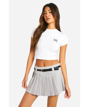 A pair of shorts that resemble a skirt...what more could a girl want? Designed to give you a bit more freedom while still looking cute, this skort is the perfect combination of style and practicality. From floaty skorts for summer days to white skorts perfect for showing off those bronzed pins, just team with chunky trainers and a crop top and your go-to off duty look is sorted. Summer styling has literally never been this easy. From trending cargo skorts to floaty printed options, shop it all on boohoo.Style: SkortsFabric: PolyesterLength: Short