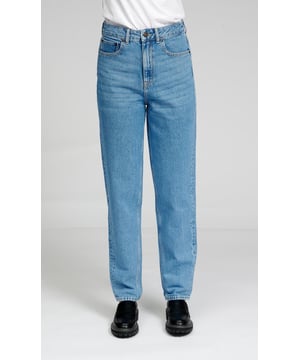 Stylische und bequeme Mom-Jeans gibt es bei TeeShoppen. Die Jeans von TeeShoppen machen es Ihnen leicht, im Handumdrehen ein cooles Outfit zusammenzustellen. Finden Sie das perfekte Paar Jeans, um Ihren Look und Ihre Garderobe zu vervollständigen. Hier sehen Sie die Jeans in Blau.

Die Jeans sind in 24 verschiedenen Größen erhältlich, die für Frauen angepasst sind. Sie können Ihre Größe unter "Größe" auswählen.

Bei TeeShoppen sind wir stolz darauf, unsere eigenen Produkte anzubieten. Unser Sortiment besteht aus verschiedenen coolen Basic-Artikeln, die in jeden Kleiderschrank passen. Obwohl die Kleidung einfach ist, haben wir keine Kompromisse bei der Qualität oder dem Design gemacht. Unsere Kleidung ist so konzipiert, dass sie leicht zu stylen ist und aus den besten Materialien besteht. So ist gewährleistet, dass Sie bequeme Kleidung für alle Gelegenheiten erhalten. Wenn Sie einen zeitlosen Anbieter von Mode für Männer und Frauen suchen, sind Sie bei TeeShoppen an der richtigen Adresse. Wir haben uns auf den Verkauf von Basiskleidung spezialisiert. Sie zahlen nur für Qualität und Service, nicht für teure Marken und Kosten. Wir erweitern ständig unser Sortiment, um mit der sich ständig verändernden Modewelt Schritt zu halten.
