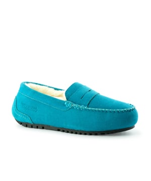 Cosy moccasin you will never want to take off your feet. The on trend loafer with the penny bar. Plush premium Australian sheepskin lining. Leather suede upper - Water Resistance. Full Australian sheepskin insole. Fine craftsmanship. Rubber sole for extra grip. Relaxed elegance at its best. 
We recommend buying one size up for this style.