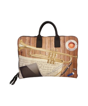 Bolso de mano unisex de doble compartimento con bandolera regulable extraíble. Exterior de piel genuina con frontal saffiano estampado, interior de neopreno con varios bolsillos. Producto artesanal