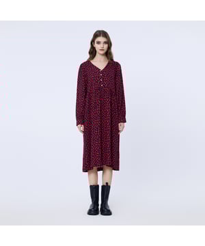 Dieses trendige und lässige Kleid bringt Komfort und Stil in Ihren täglichen Look. Inspiriert von den Nachthemd-Schnitten der 1950er Jahre, ist es vorne mit Knöpfen mit Goldrand verziert und bietet ein großzügiges Volumen von der Taille bis zum Saum. Der weiche, atmungsaktive Flanell ist entweder bedruckt oder einfarbig. Ein Stück für jeden Tag, das Sie mehrere Saisons lang begleiten wird. Kombinieren Sie es mit einer Jacke im Perfecto-Stil und flachen Stiefeln für einen "Neo-Rock"-Look oder mit Sneakers für einen noch entspannteren Stil.
 
Details zum Produkt:
 - Form: locker, trapezförmig
 - Länge: 115 cm
 - Lange Ärmel
 - V-Ausschnitt
 - Kein Verschluss