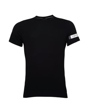 Wir bieten Ihnen ein stilvolles Herren-T-Shirt von Emporio Armani an. Dieses T-Shirt verfügt über einen klassischen Rundhalsausschnitt und kurze Ärmel. Die elastische Stoffqualität sorgt für hohen Tragekomfort und Bewegungsfreiheit. Ein markanter Label-Print verleiht dem T-Shirt eine besondere Note. Der figurbetonte Schnitt unterstreicht Ihre Silhouette und bietet eine perfekte Passform. Ideal für einen modischen und dennoch bequemen Look.