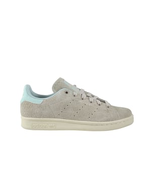 De Stan Smith sneaker is een icoon voor de eeuwigheid en heeft sinds zijn debuut in de jaren '60 al vele iteraties gekend. Met een knipoog naar de OG heeft deze versie alle kenmerkende details die het op de court geïnspireerde silhouet beroemd maakten - namelijk de geperforeerde 3-Stripes en het hiellipje. De schoen is gemoderniseerd voor vandaag en heeft een bovenkant van ongeverfd canvas en keperstof van eersteklas organisch katoen, met suède en verbeterde stikseldetails als contrast.