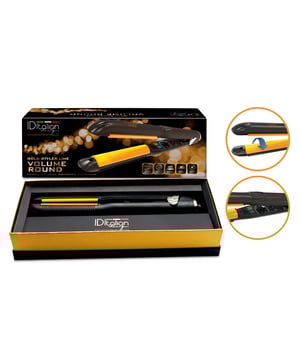 Plancha profesional Gold Styler Volume Round - alisa y riza, placas basculantes, cerámica Ref. IDEVOLUMEROUND

DESCRIPCIÓN 
Italian Design Gold Styler Volume Round
Plancha de pelo profesional

Plancha profesional con placas basculantes curvadas de cerámica de última generación que se adaptan perfectamente a la superficie del cabello y no sólo permiten planchar el pelo, sino que además, podrás realizarte magníficos bucles, con lo que tu pelo quedará marcado y planchado en una sola pasada.

Características técnicas: 
+ Potencia: 65 W
+ Voltaje: 220-240 V
+ Frecuencia: 50-60 Hz
+ Revestimiento: cerámica
+ Placas basculantes: sí
+ Temperatura regulable: sí con rueda de control, 120-230ºC
+ Uso: ideal para crear boucles, lisar, ondular
+ Tipo de indicador: dispositivo LED
+ Seguridad: apagado automático 30 minutos

Equipamiento: 
+ Equipamiento: cable giratorio 360º
+ Medida placa: 93 x 20 mm
+ Longitud del cable: 2,5 m 
+ Dimensiones: 32,5 x 11,4 x 3,3 cm
+ Modelo de viaje: no
+ Color: negro y dorado