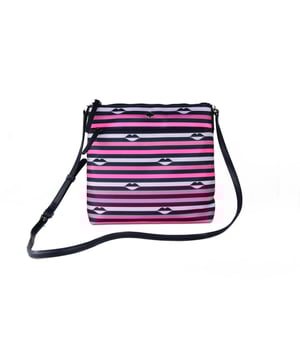 Estilo: Bolso bandolera de nailon plano Kate Spade Jae (rosa multi).
  Material: Nylon con ribete de cuero.
  Caracteristicas: Cierre superior con cremallera bolsillo interior con cremallera bolsillo exterior delantero correa bandolera ajustable 22.
  M.
