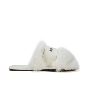Luxe faux fur/ leather upper
Leather lining
Rubber sole