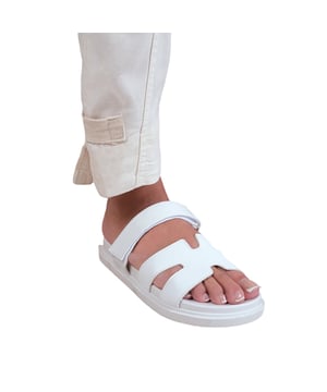 Boven: Kunstleer. Binnenzool: Verstevigd. Buitenzool: Rubber. Riem. Vlakke. Ontwerp: Uitgesneden, Effen. Teenstijl: Open. Zoolkenmerken: Duurzaam. Sluiting: Slip-on.